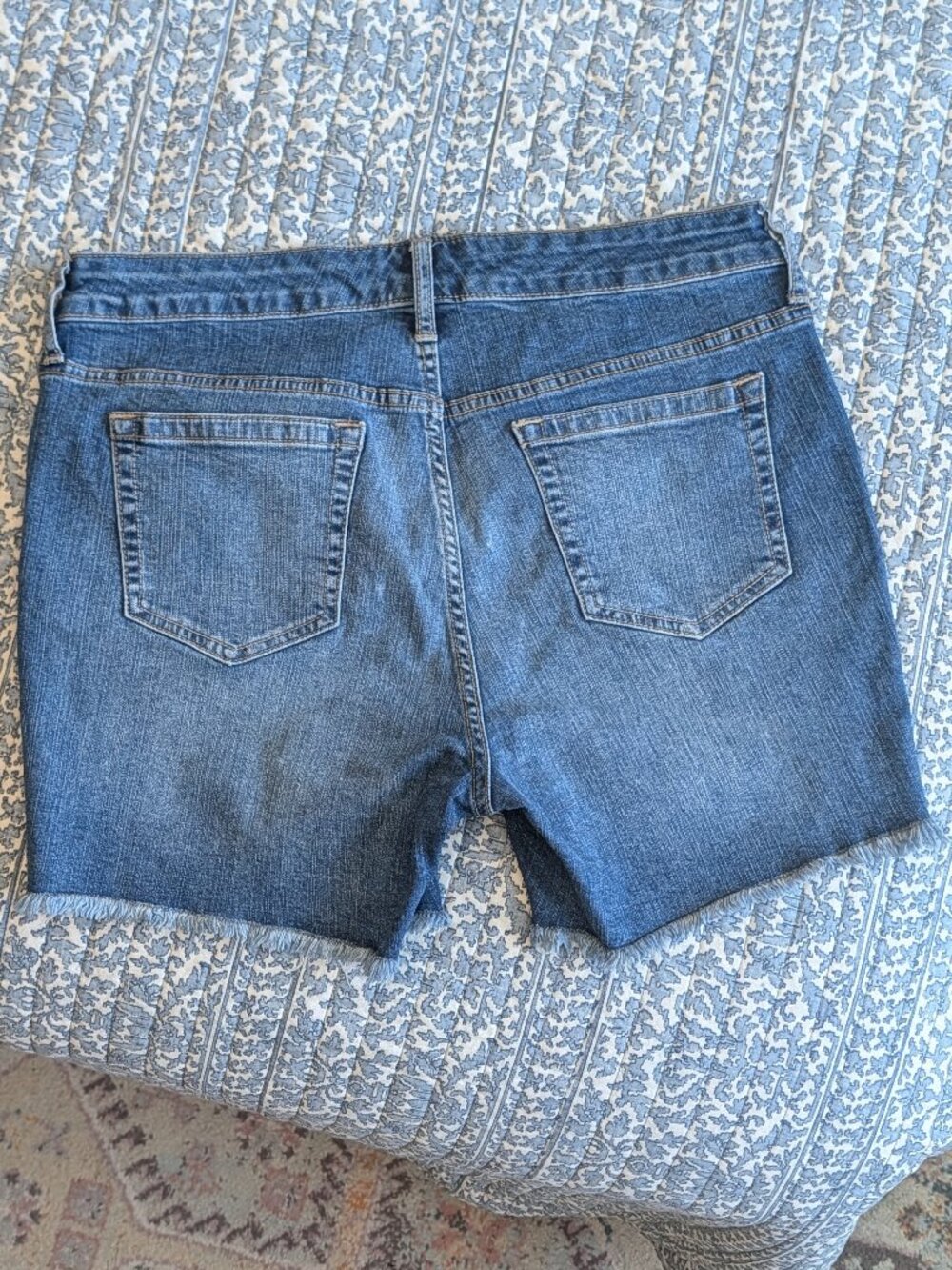 Torrid Women's Medium Wash Frayed Rew Hem Denim Jean Shorts Size 10 - Picture 2 of 8